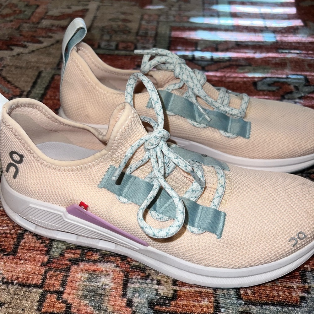 On Cloudeasy Womens sneakers size 9 (barely worn!) on cloud running shoes